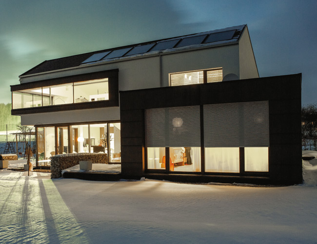 Haus im Winter mit Rollladen von Roma